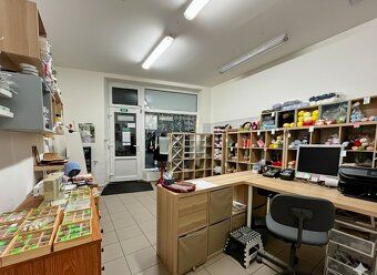 Nabízíme Vám k dlouhodobému pronájmu obchodní prostory nachá