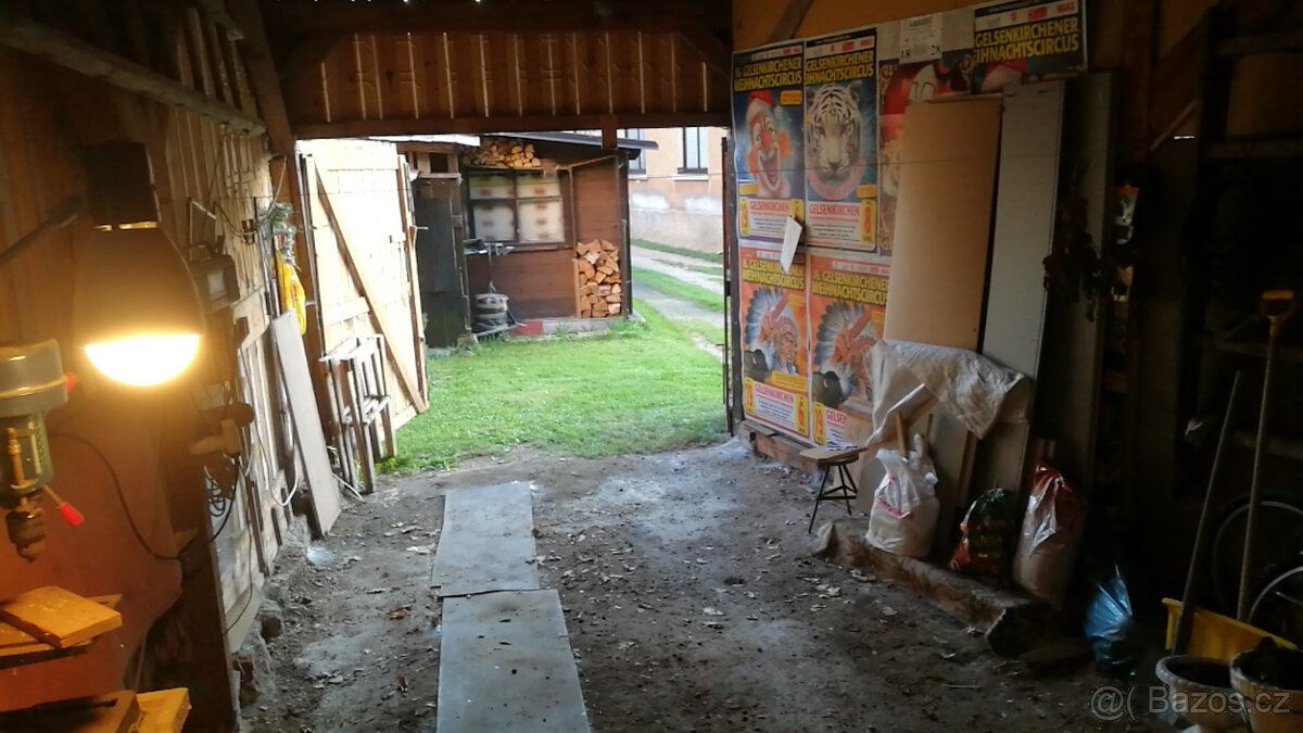 Nabízíme k pronájmu garáž v zahradě u rodinného domu na Brou