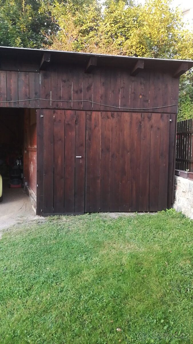 Nabízíme k pronájmu garáž v zahradě u rodinného domu na Brou