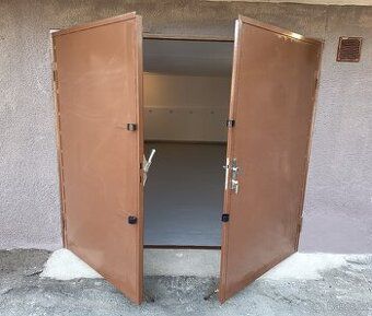 Nabízíme k pronájmu garáž v zahradě u rodinného domu na Brou