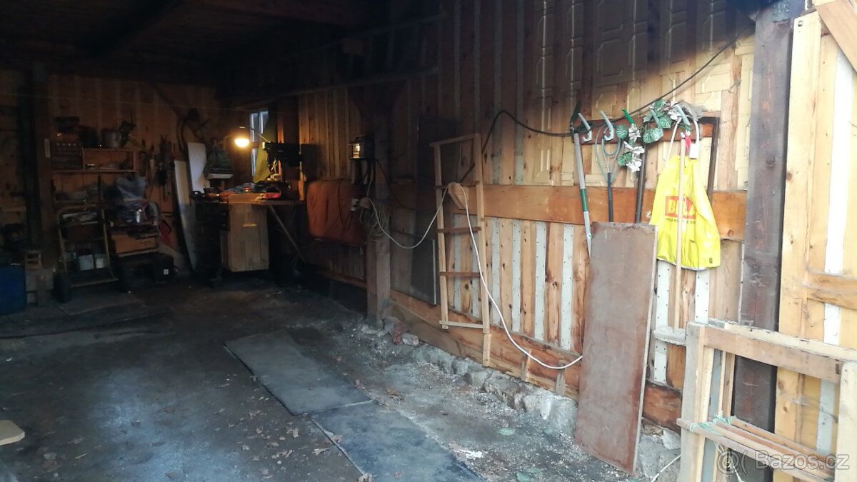 Nabízíme k pronájmu garáž v zahradě u rodinného domu na Brou