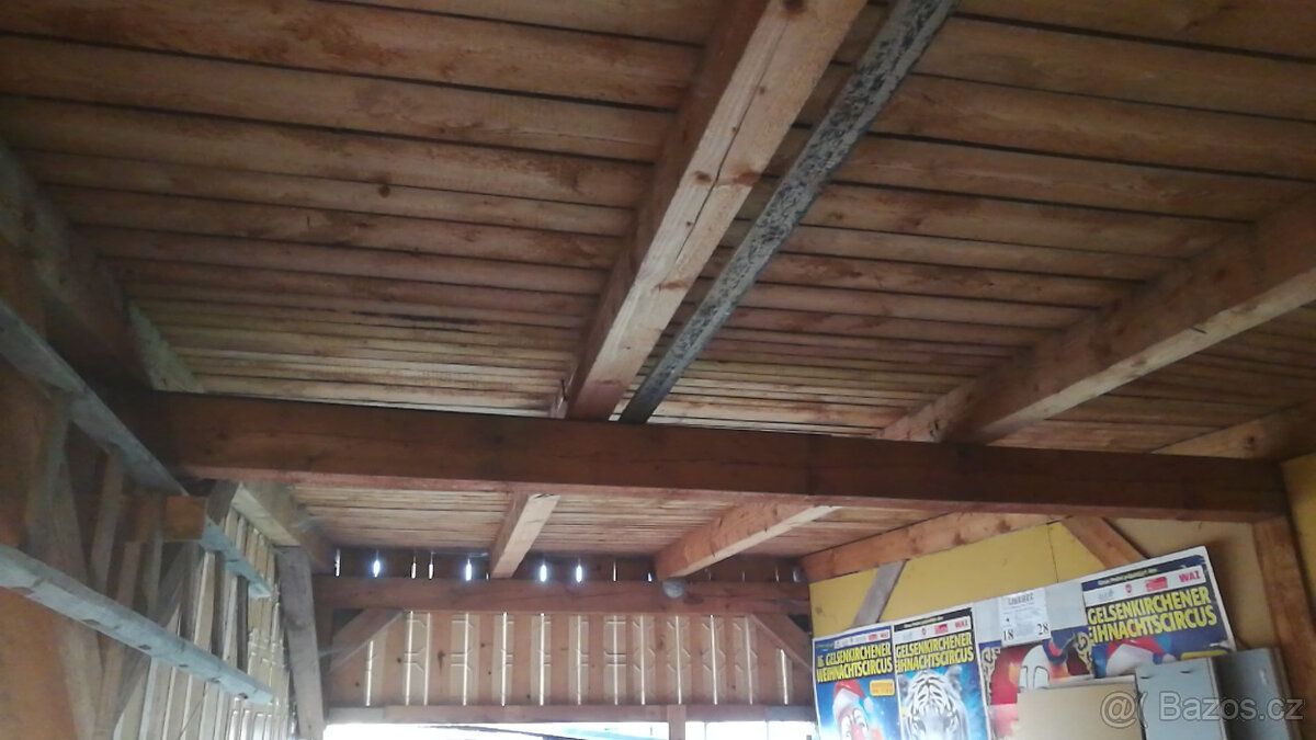 Nabízíme k pronájmu garáž v zahradě u rodinného domu na Brou