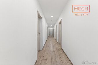 Nabízíme k prodeji moderní rodinný dům o dispozici 5+1 se za