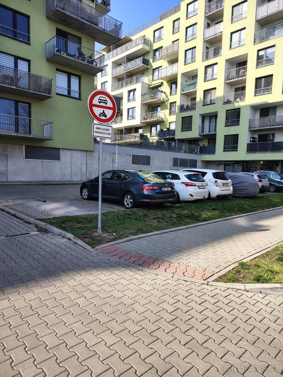 Nabízím pronájem parkovacího místa č. 9 v ul. Boženy Vikové 