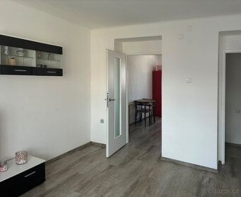 Nabízíme k prodeji družstevní byt o dispozici 2+1 a podlahov