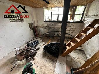 Nabízíme k prodeji starší rodinný dům se zahradou a zahradní