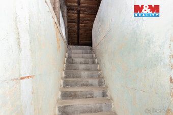 Nabízíme k prodeji samostatně stojící rodinný dům v klidné č