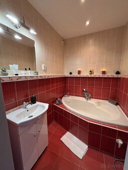 Nabízíme k pronájmu elegantně zařízený byt 2+1 o ploše 53 m²