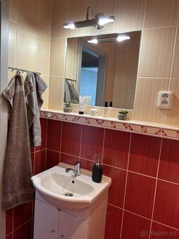 Nabízíme k pronájmu elegantně zařízený byt 2+1 o ploše 53 m²