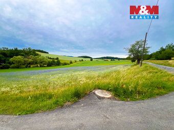 Nabízíme slunný pozemek na okraji obce Poleň. Terén pozemku 