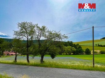 Nabízíme slunný pozemek na okraji obce Poleň. Terén pozemku 