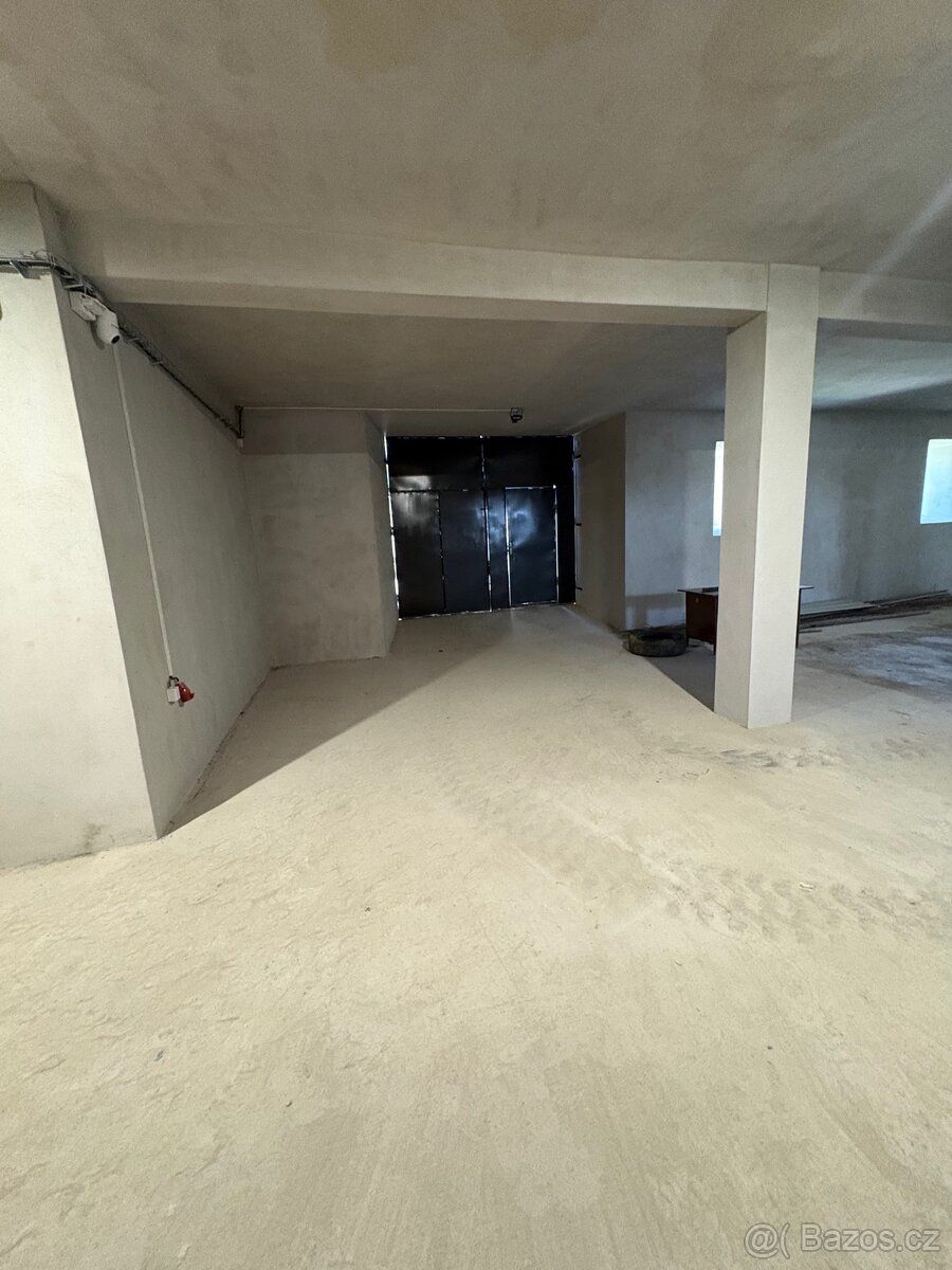 Nabízím k pronájmu sklad 180m2, výška stropu 3.5m, vjezd šíř