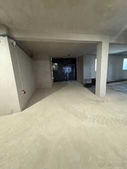 Nabízím k pronájmu sklad 180m2, výška stropu 3.5m, vjezd šíř