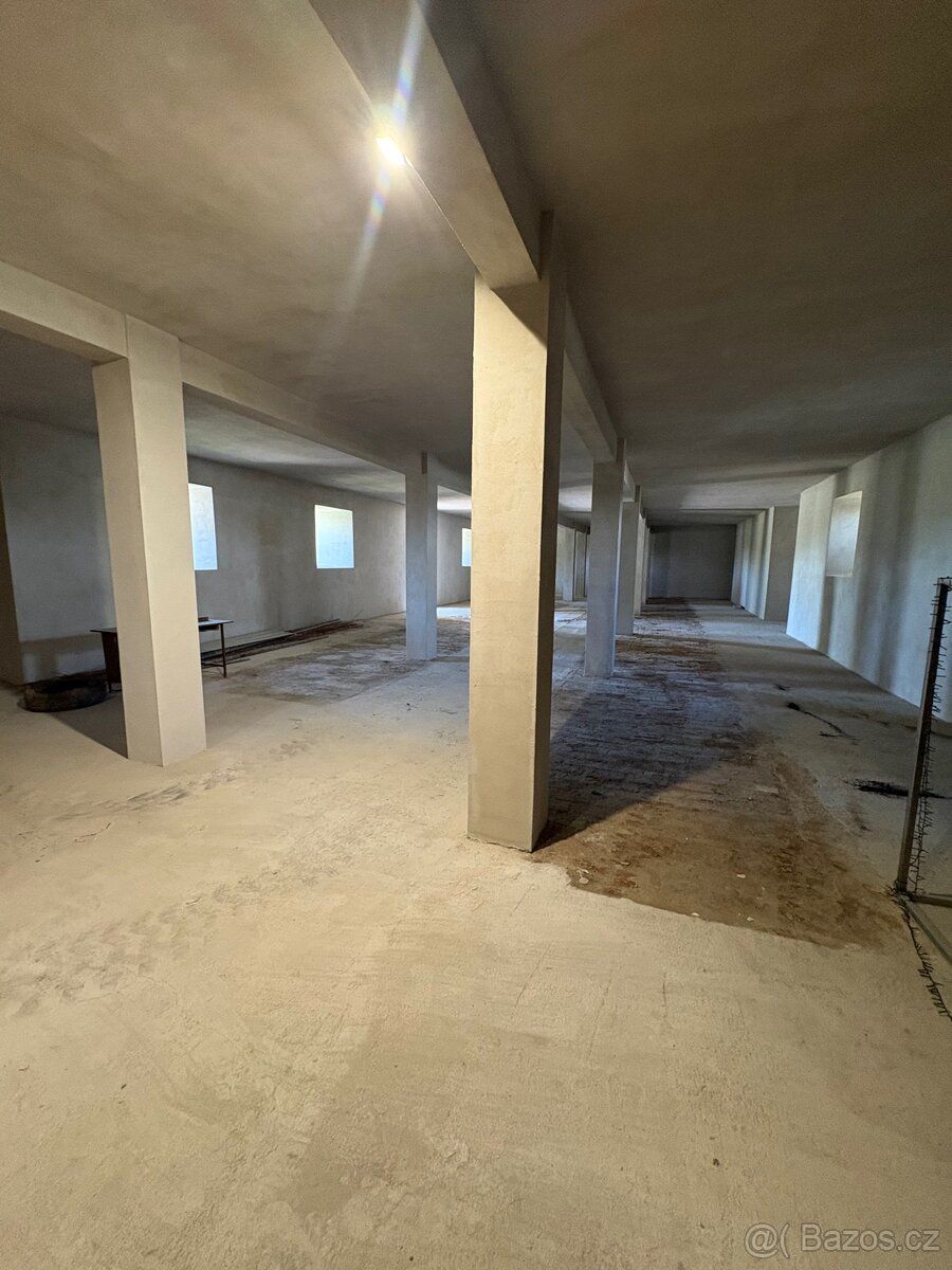 Nabízím k pronájmu sklad 180m2, výška stropu 3.5m, vjezd šíř