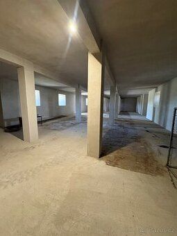 Nabízím k pronájmu sklad 180m2, výška stropu 3.5m, vjezd šíř