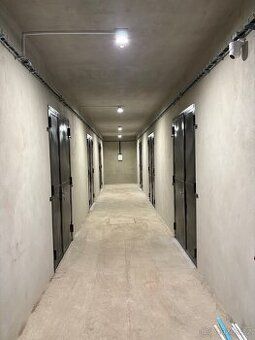 Nabízím k pronájmu sklad 180m2, výška stropu 3.5m, vjezd šíř