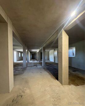 Nabízím k pronájmu sklad 180m2, výška stropu 3.5m, vjezd šíř