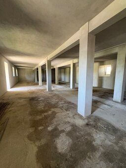 Nabízím k pronájmu sklad 180m2, výška stropu 3.5m, vjezd šíř