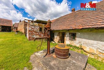 Nabízíme k prodeji samostatně stojící rodinný dům v klidné č