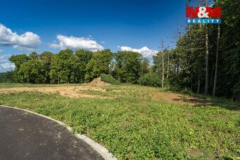 Nabízíme k prodeji stavební pozemek o výměře 1265 m² v klidn