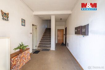 Nabízíme k prodeji prostorný a slunný byt 2+1 o užitné ploše
