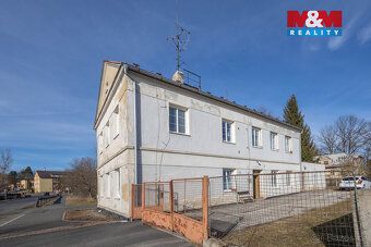 Nabízíme k prodeji prostorný a slunný byt 2+1 o užitné ploše