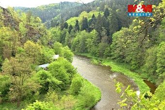 Předmětem prodeje je stavební pozemek 804 m² na břehu řeky S