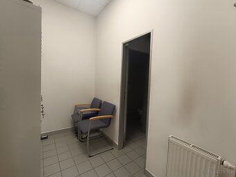 Nabízíme k pronájmu reprezentativní komerční prostory o celk