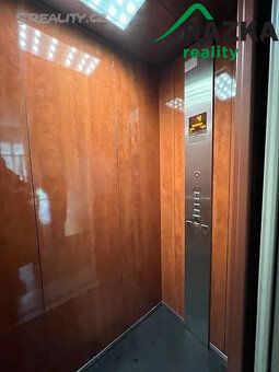 Nabízíme k prodeji prestižní a prostorný byt (apartmán) o di