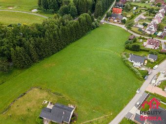 Nabízíme k prodeji stavební pozemek o výměře 3299 m2 v obci 