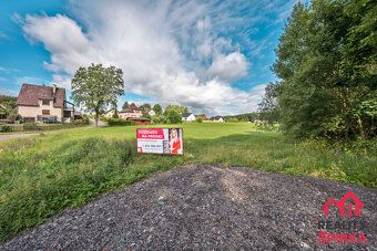 Nabízíme k prodeji stavební pozemek o výměře 3299 m2 v obci 