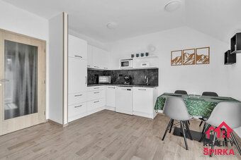 Nabízíme k prodeji kompletně zařízený apartmán 2+kk s balkon