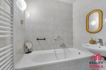 Nabízíme k prodeji prostorný bezbariérový byt s dispozicí 3+