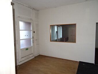 Samostatně stojící zděný dům s nebytovými prostory v přízemí