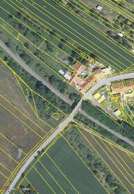 Pozemek v Sokolnicích u Brna na okraji obce, pod vysokým nap