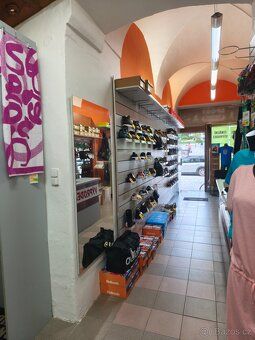Nabízíme k pronájmu komerční prostory v přízemím domu vhodné