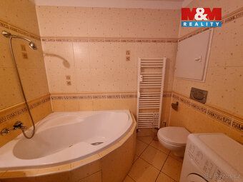 Nabízíme k okamžitému pronájmu prostorný byt 2+1 o užitné pl