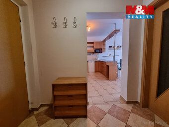 Nabízíme k okamžitému pronájmu prostorný byt 2+1 o užitné pl