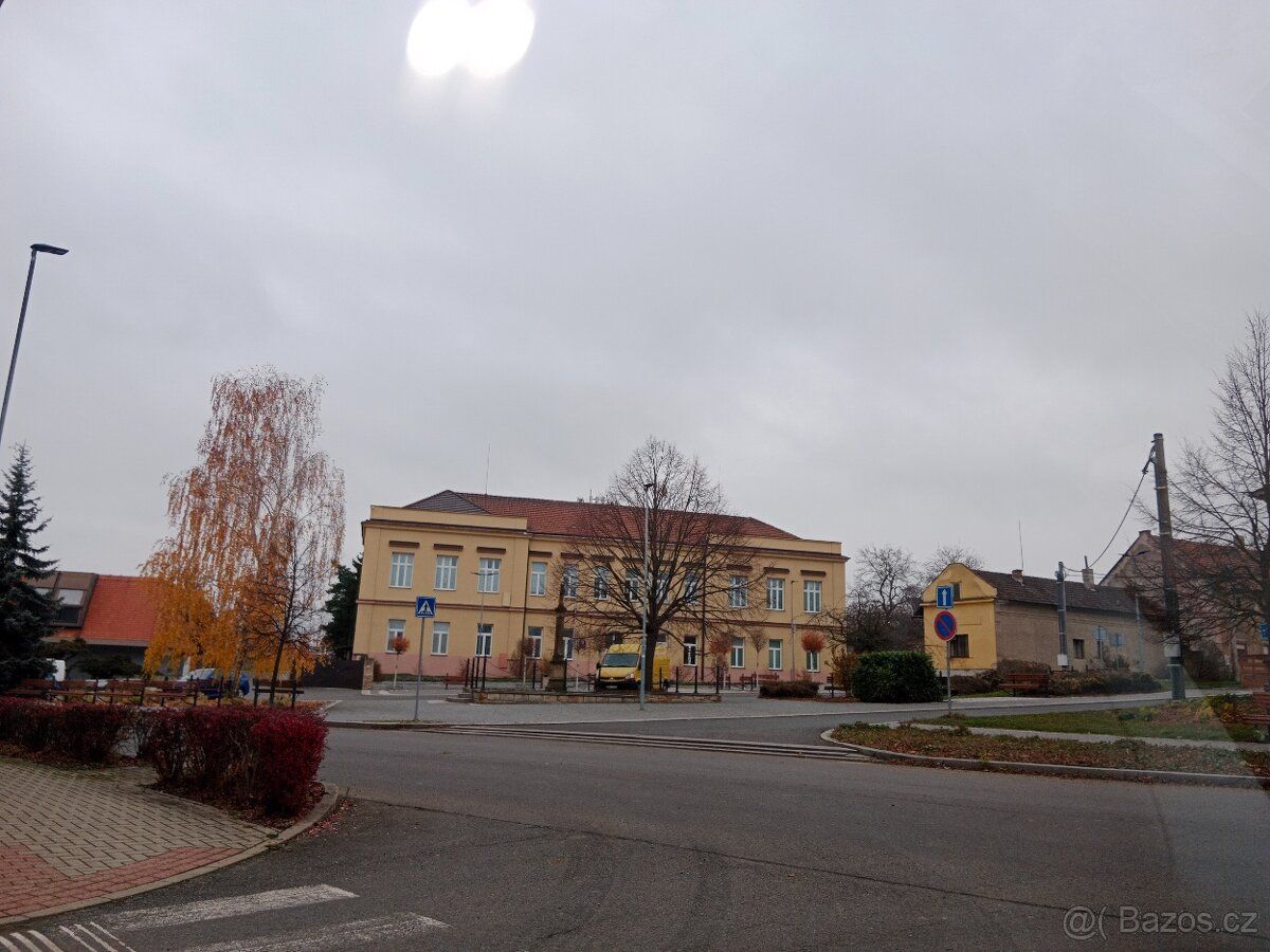 Kousek od Prahy směrem Mělník, pozemek cca 1000m2, slunný po