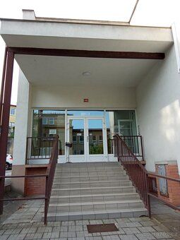 V budově zubní polikliniky na ulici Antonínova ve Zlíně nabí