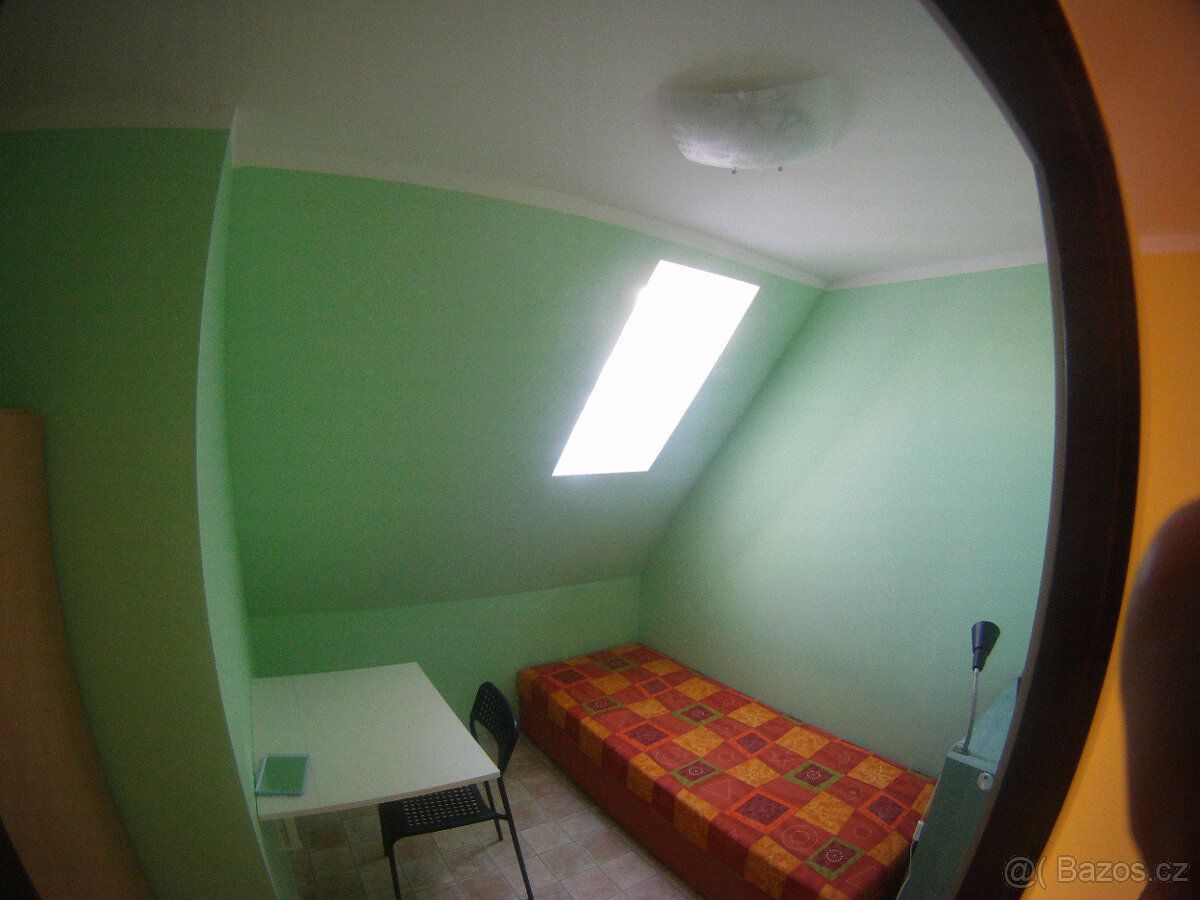 Nabízím k pronájmu minipokoj v rodinném domě (společná koupe