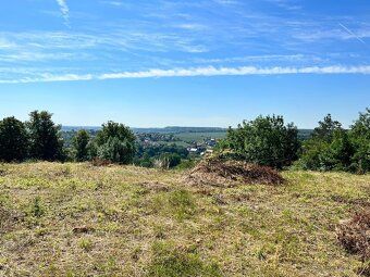 PRODÁM POZEMEK S VÝHLEDEM V BRANDÝSKU – 1057 M² Pohled do kr