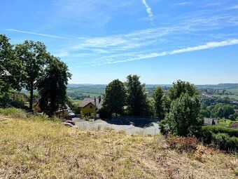 PRODÁM POZEMEK S VÝHLEDEM V BRANDÝSKU – 1057 M² Pohled do kr