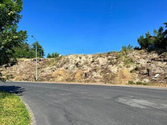 PRODÁM POZEMEK S VÝHLEDEM V BRANDÝSKU – 1057 M² Pohled do kr