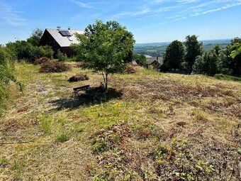 PRODÁM POZEMEK S VÝHLEDEM V BRANDÝSKU – 1057 M² Pohled do kr