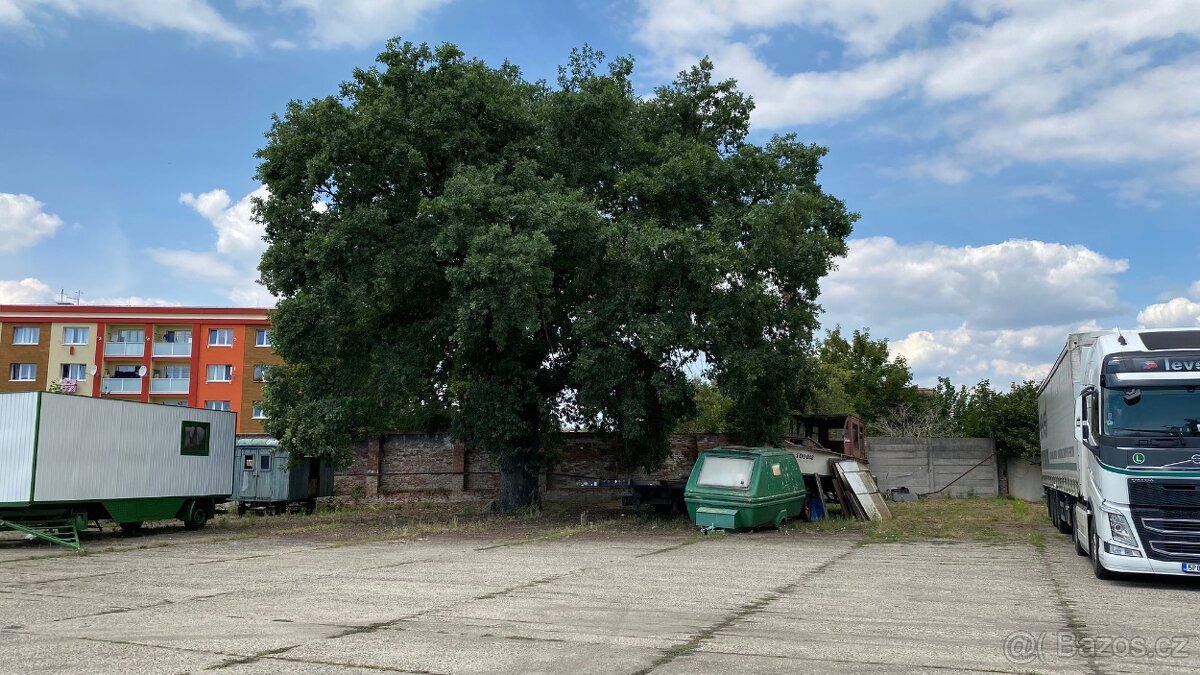 Pronajímáme venkovní zpevněné plochy v uzavřeném skladovém a