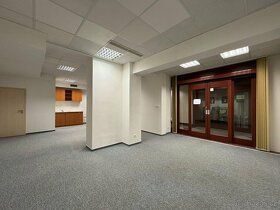 Nabízíme k pronájmu obchodní prostory o výměře 52m2 v centru