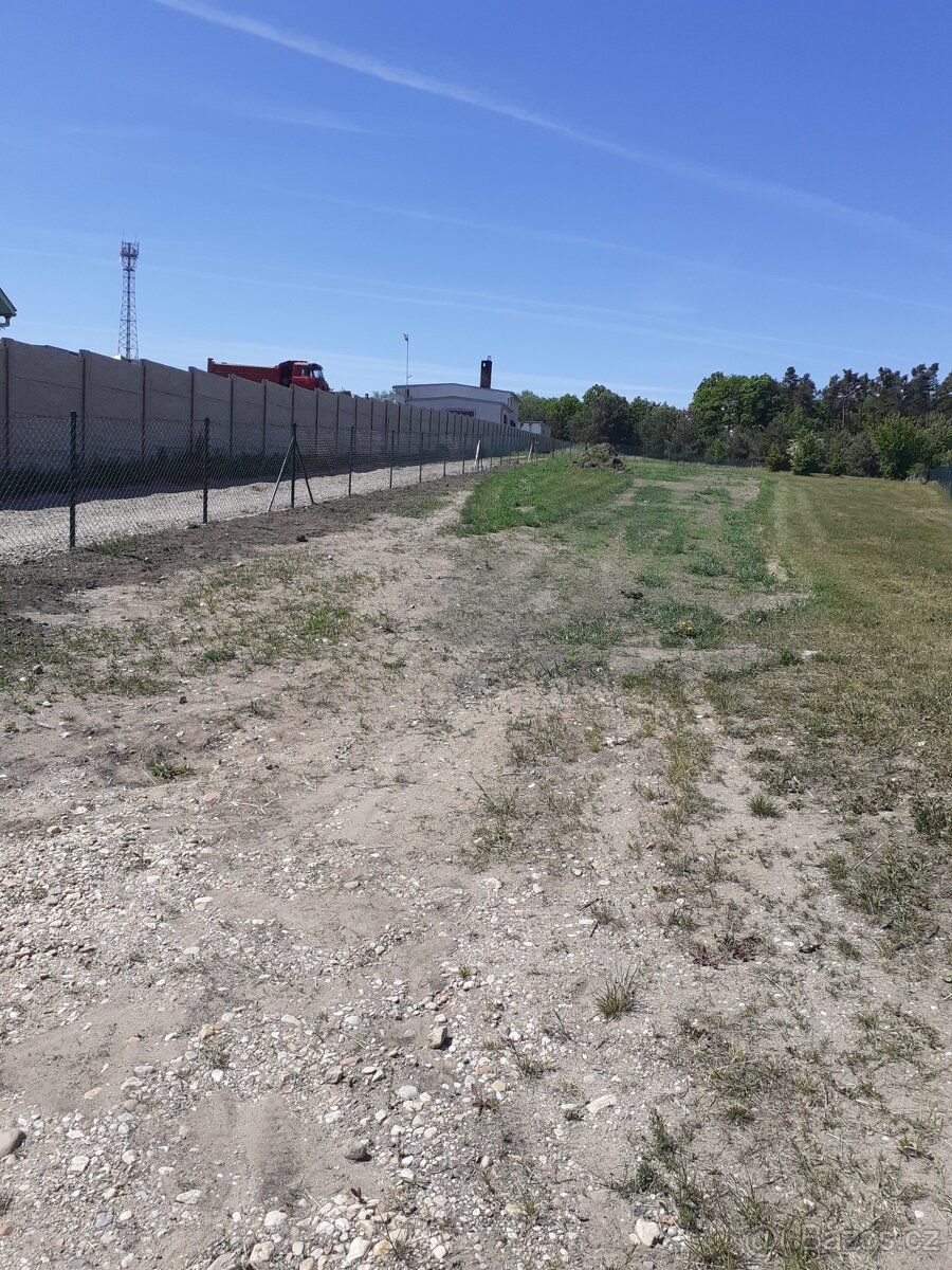 Prodám oplocený pozemek na konci vesnice Tetov 5000m2 vjezd 