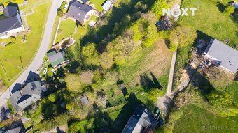 Nabízíme ke koupi stavební pozemek o výměře 1 928 m² v obci 