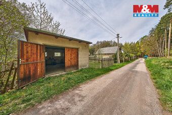 Na úplném konci ulice, přímo se vstupem do lesa, se nachází 